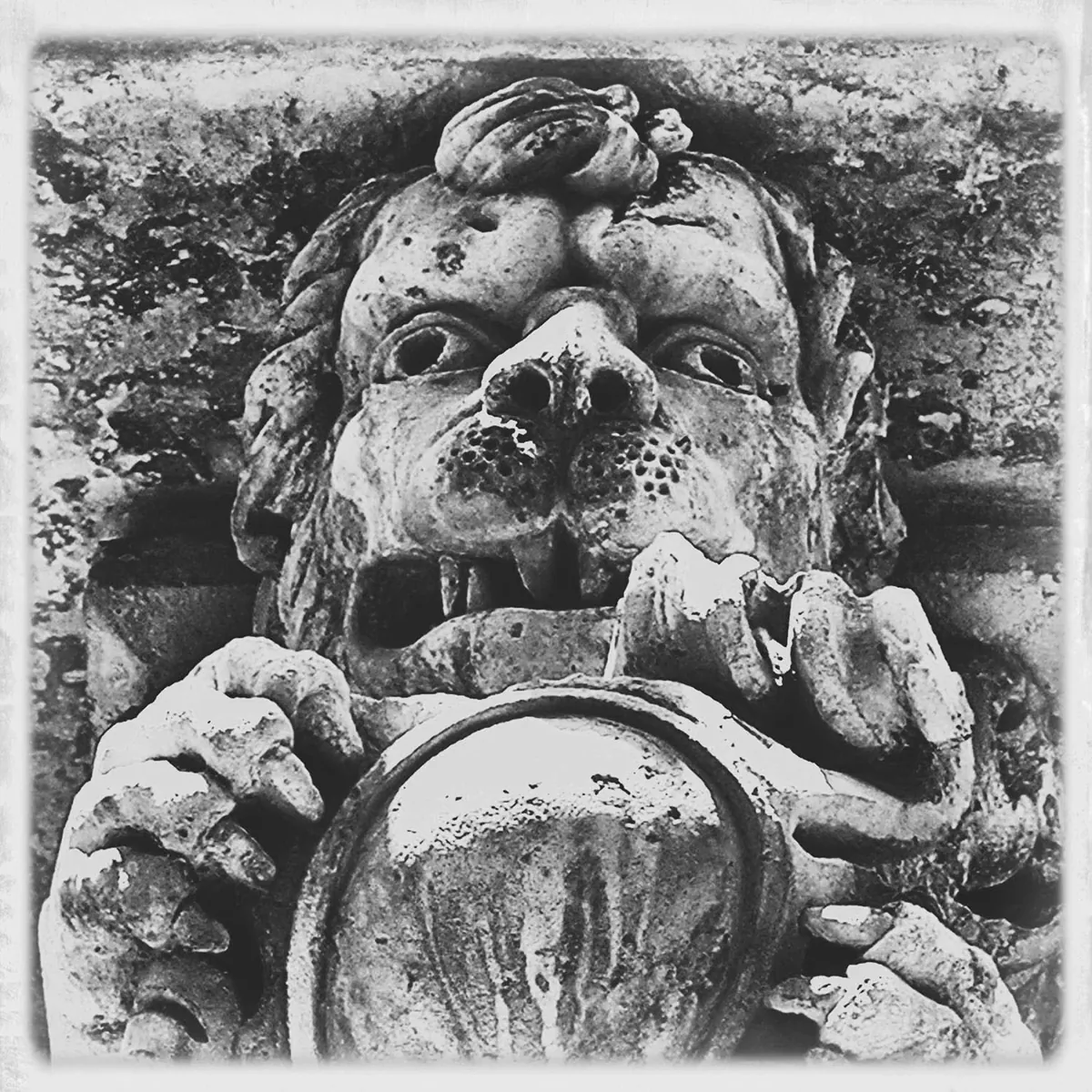 Una figura tra gli ornamenti