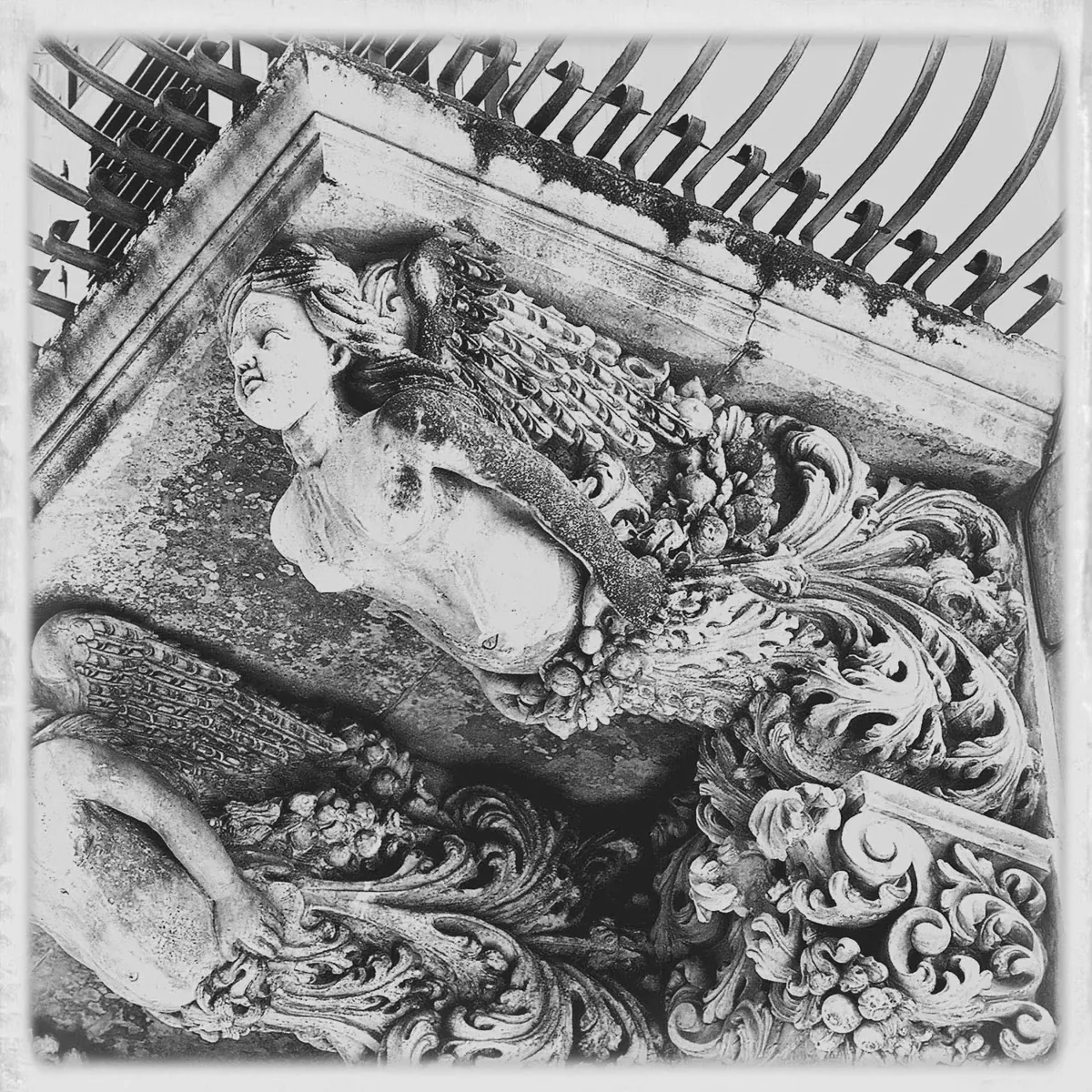 Il sostegno scolpito di un balcone