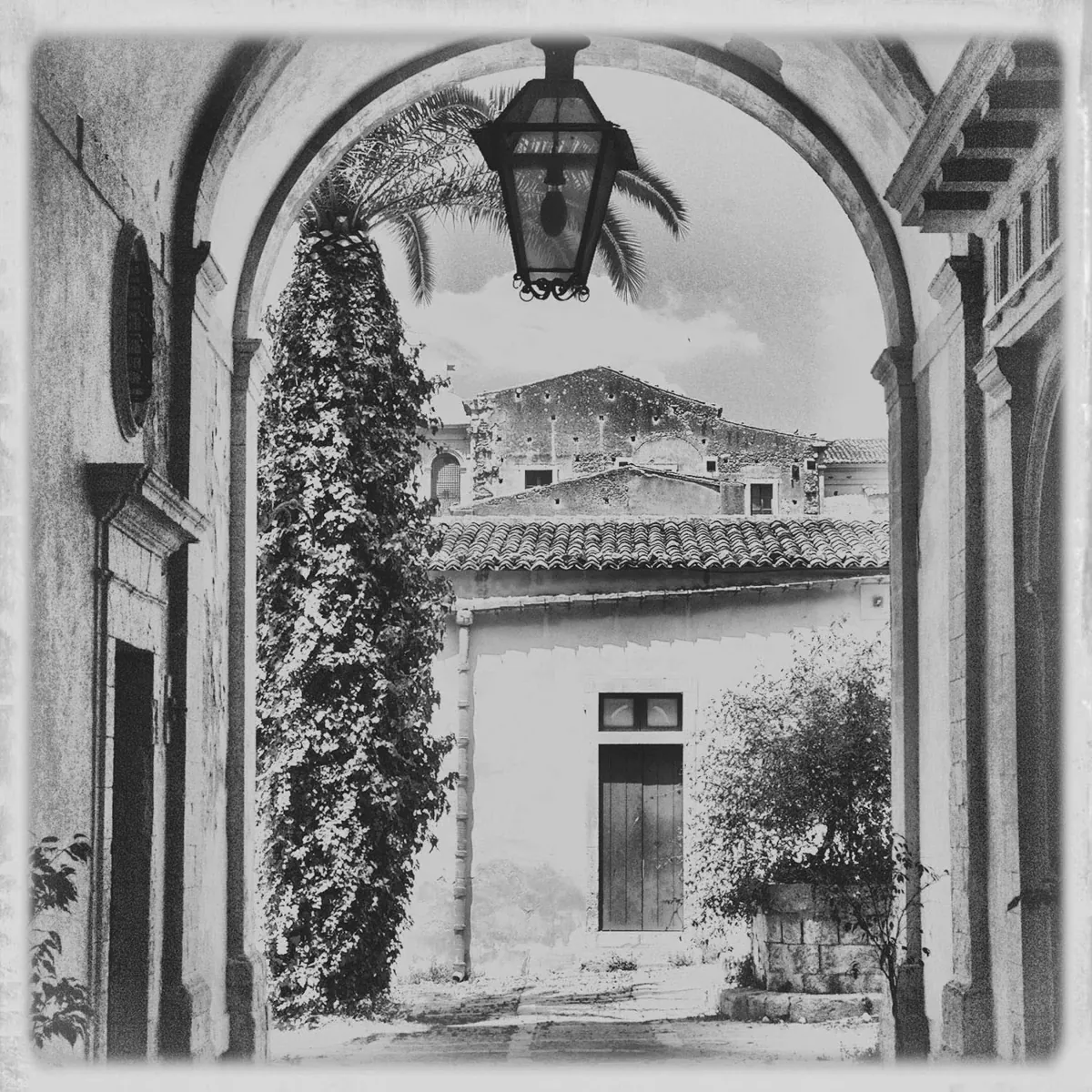 Un cortile attraverso un arco