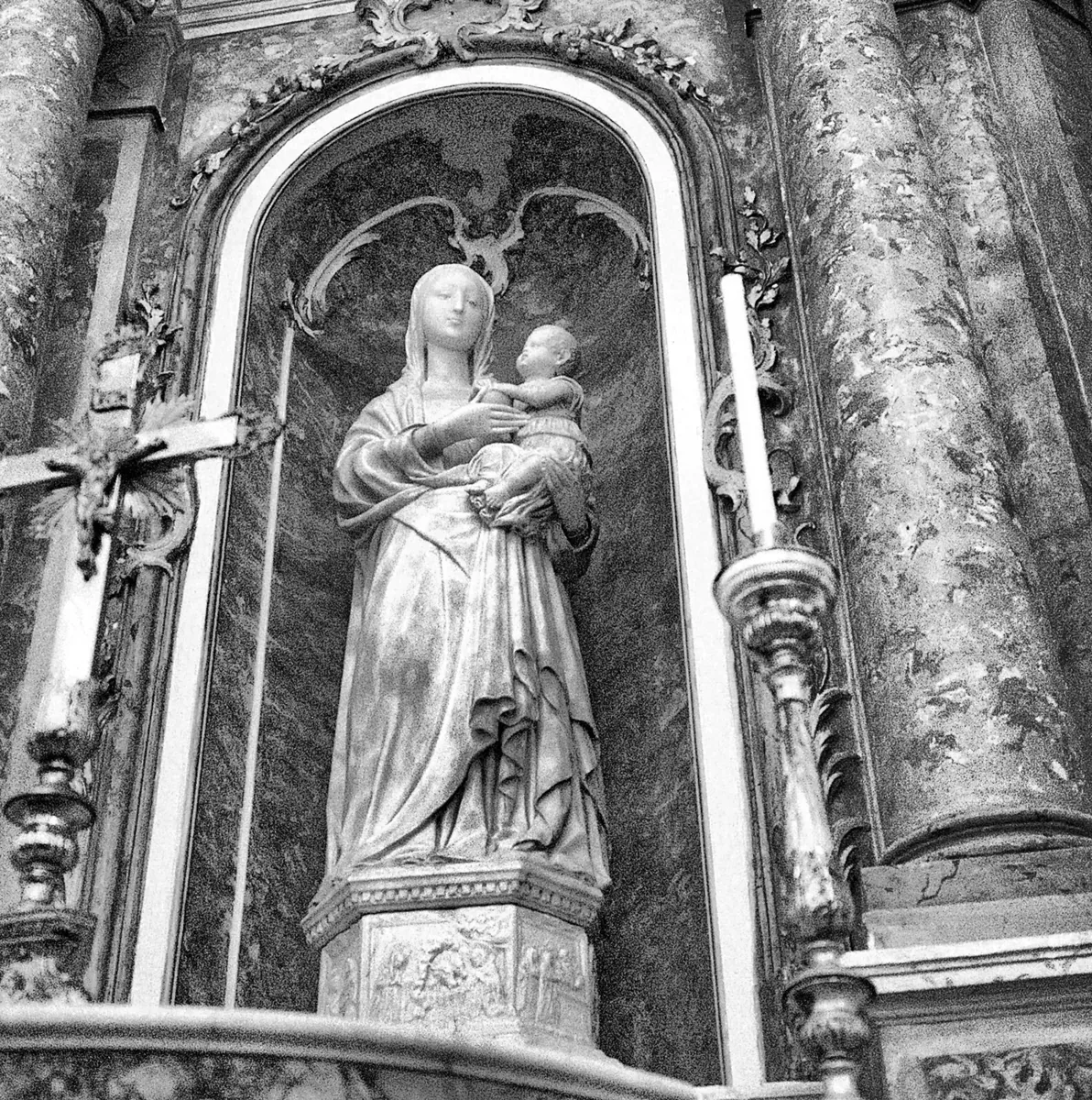 Scultura sacra in una nicchia