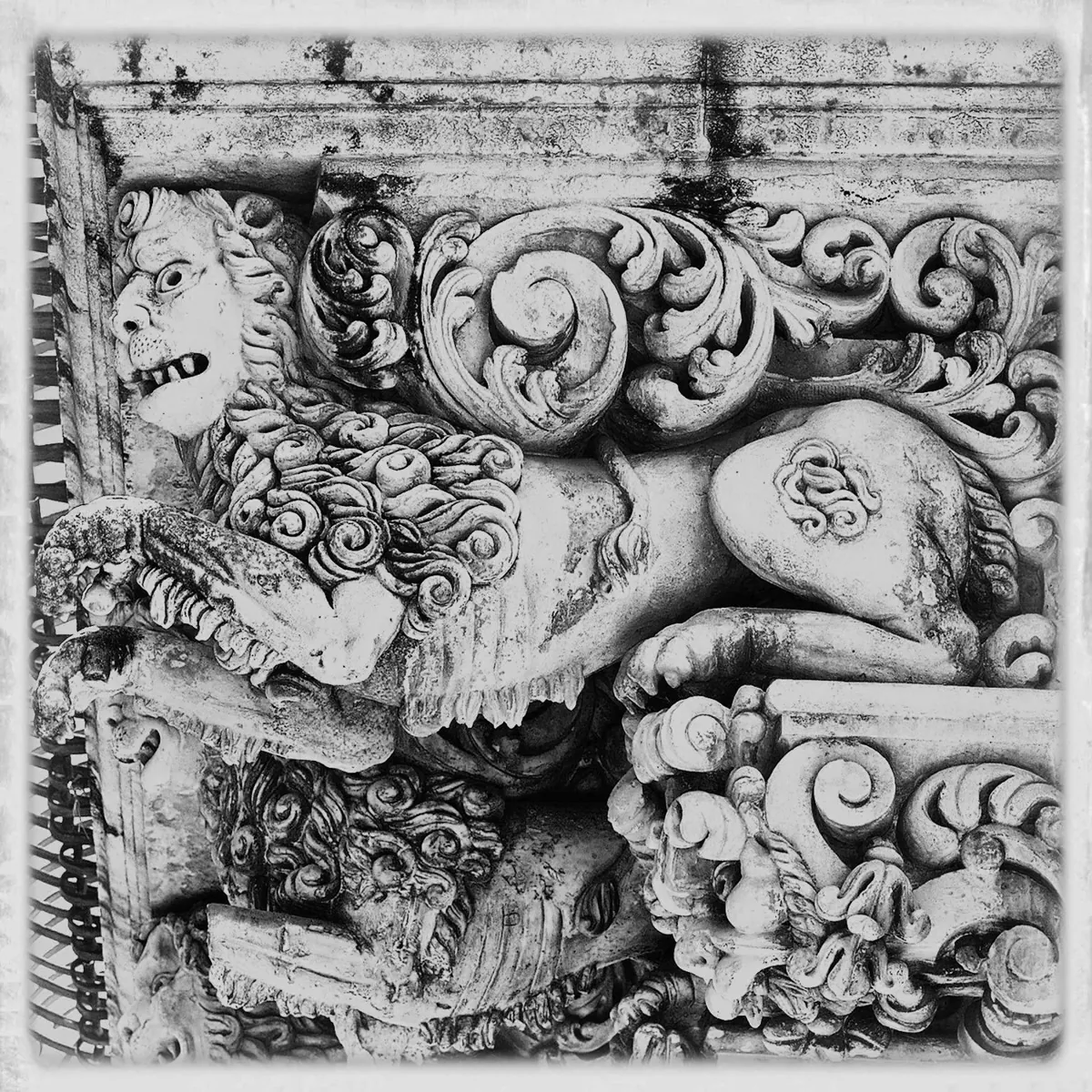 Ornamenti scolpiti nella pietra