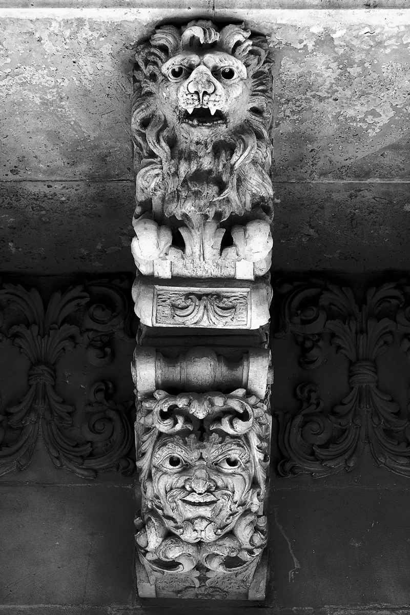 Figure sotto il balcone